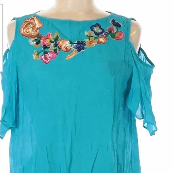 🆕Alyx Floral Embroidered Short Sleeve Top🆕 - Picture 3 of 7